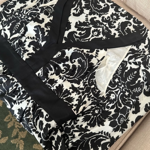 Ann Taylor Elegant Black and White Dress size 4 - Picture 6 of 6